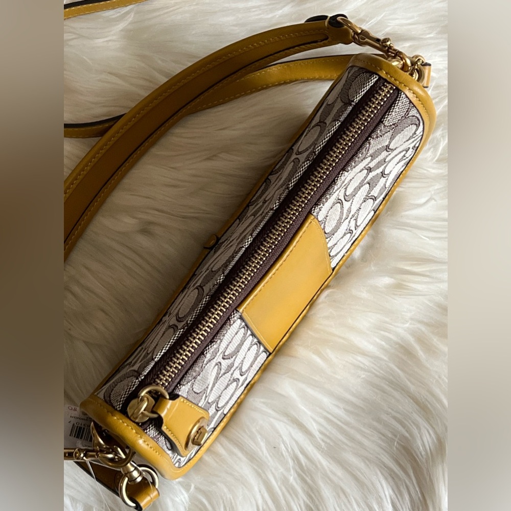 💰SOLD - CD678 - Coach Swinger in Signature Jacquard - Picture 8 of 11